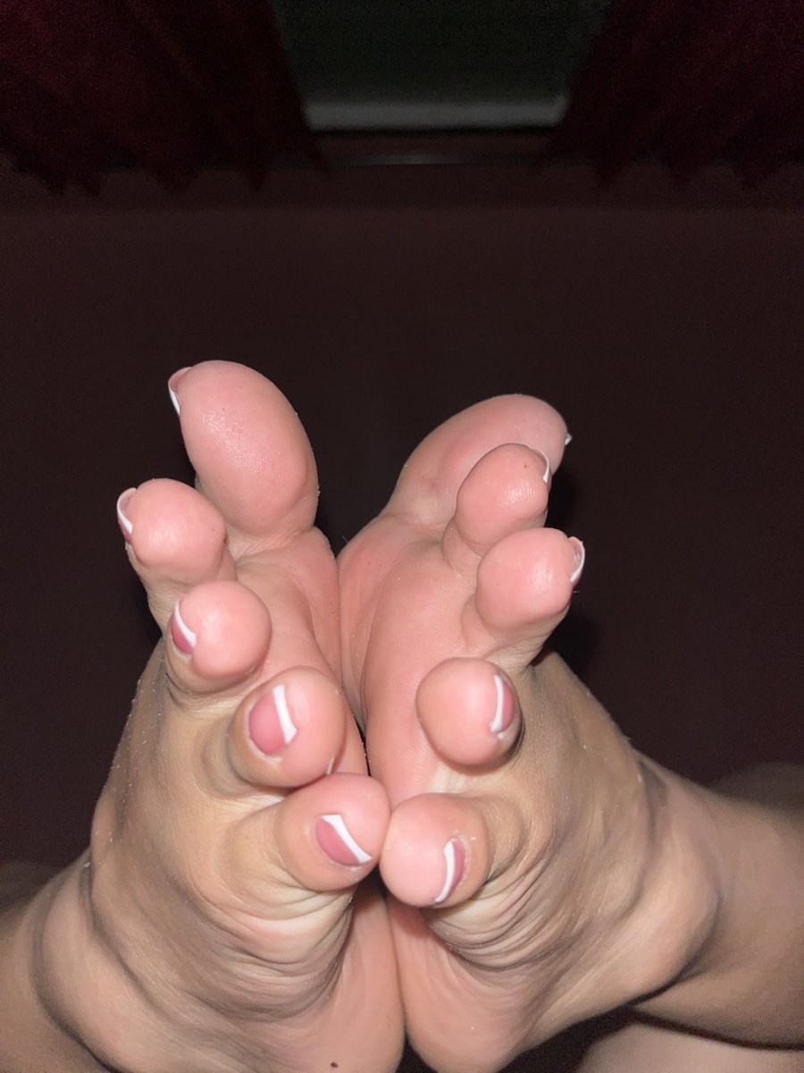 rzfeetsoles's tweet photo. Do you like my new pedi?😌🩷🤍 https://t.co/d9J7LXfZrK