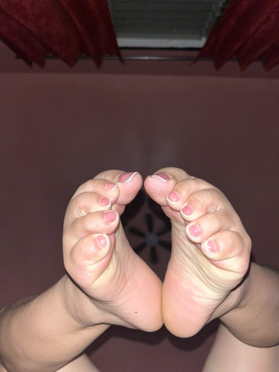 rzfeetsoles's tweet photo. Do you like my new pedi?😌🩷🤍 https://t.co/d9J7LXfZrK
