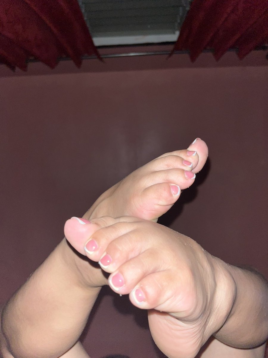 rzfeetsoles's tweet photo. Do you like my new pedi?😌🩷🤍 https://t.co/d9J7LXfZrK