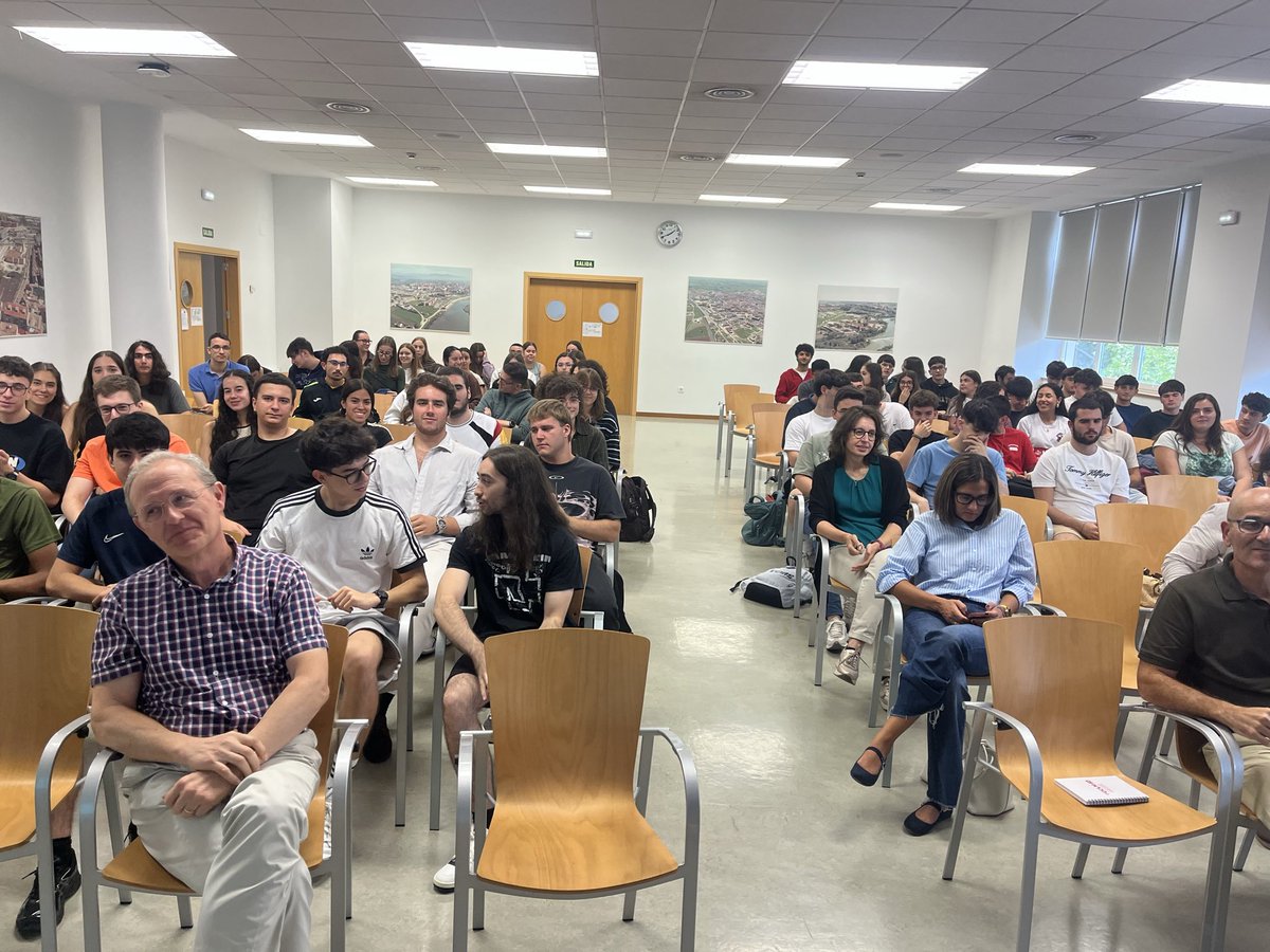 matematicasUCLM's tweet photo. Excelente seminario inaugural del Grado de Matemáticas @uclm_es @IndustrialesCR @imaci_uclm con éxito de asistencia, a cargo del Catedrático de Álgebra de la Universidad de Salamanca Dr. Fernando Pablos Romo, que nos ha guiado en un paseo histórico por la Teoría de Números. https://t.co/EsWYj3gUoP