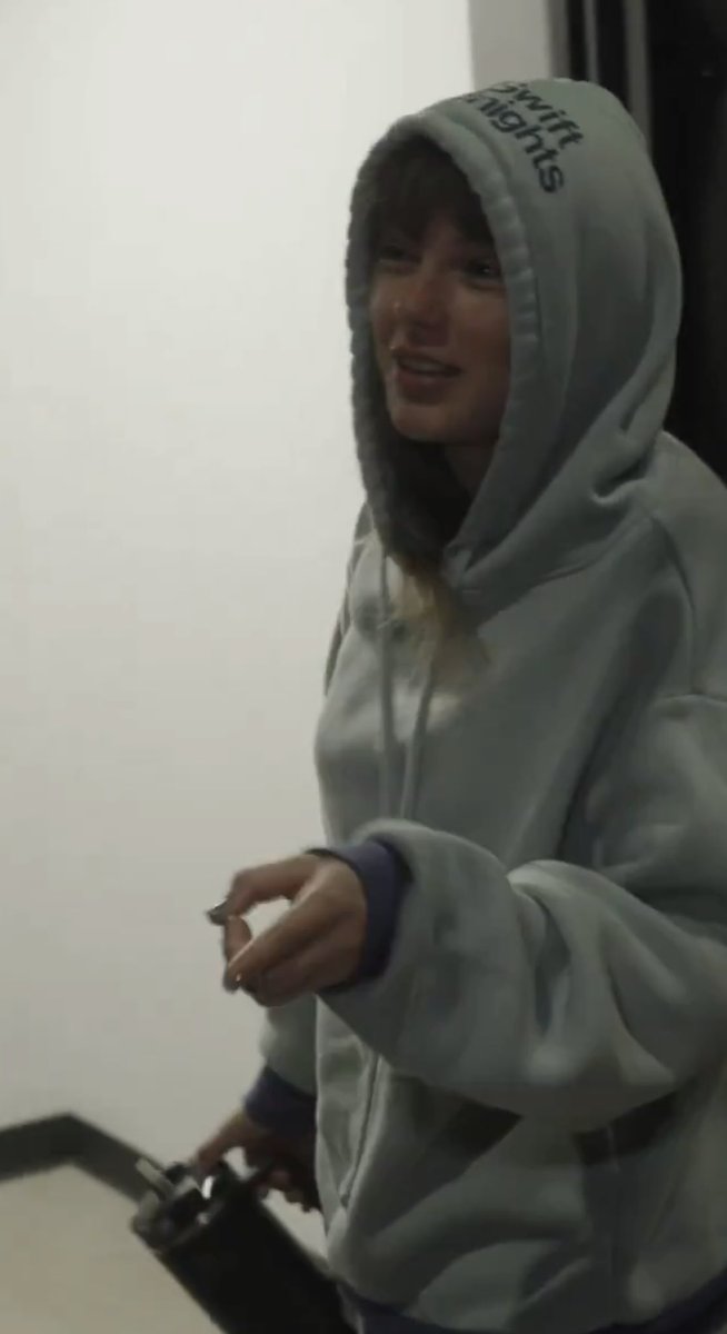 nola_swiftie's tweet photo. Why does she look so real in this. Like just walking into work with her bag, hoodie, and Stanley 😂 it’s me for real https://t.co/zGVyUVtq2J