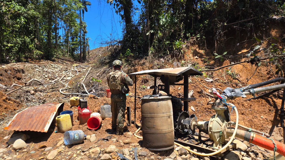 armada_ecuador's tweet photo. OCHO ESTRUCTURAS Y ESPACIOS PRESUNTAMENTE UTILIZADOS PARA ACTIVIDADES ILÍCITAS FUERON DESTRUIDOS EN SAN GREGORIO

#Esmeraldas | Las Fuerzas Armadas, a través de la Armada del Ecuador, con personal del Batallón de Infantería de Marina N.° 12 “Esmeraldas”, ejecutaron operaciones militares en el sector San Gregorio, cantón Esmeraldas, orientadas a identificar áreas presuntamente utilizadas para actividades ilícitas.

Durante las operaciones fueron localizados y posteriormente destruidos:
- 03 campamentos.
- 03 caletas presuntamente destinadas al acopio de sustancias catalogadas sujetas a fiscalización.
- 01 bodega utilizada para almacenar material de fibra de vidrio.
- 01 atracadero clandestino.

La intervención permitió afectar infraestructura y espacios que presuntamente podían ser empleados para el desarrollo y apoyo de actividades ilícitas, reduciendo la posibilidad de su reutilización.

Con estas acciones, las Fuerzas Armadas mantienen operaciones permanentes de vigilancia y control en sectores priorizados de la provincia de Esmeraldas, orientadas a fortalecer la seguridad y prevenir actividades ilícitas.

#YoSoyNaval
#SiempreARumbo