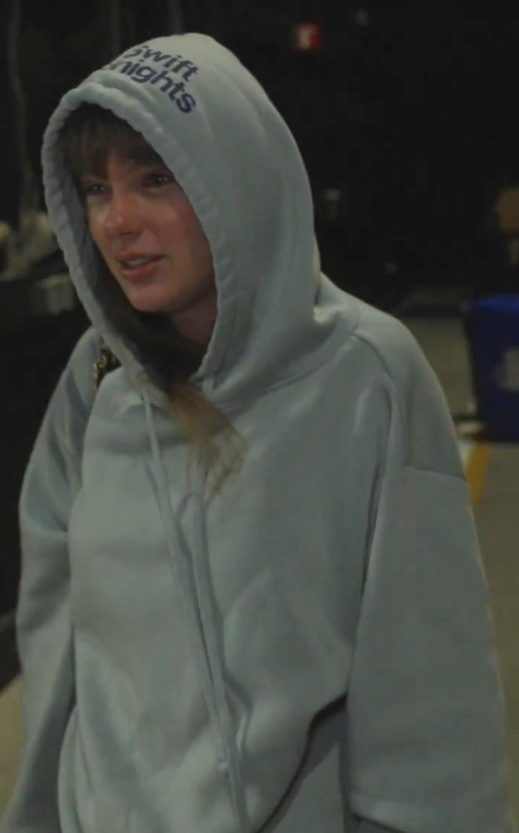 downbadABI's tweet photo. SHE WEARS THE MERCH BECAUSE ITS FREE FOR HER😭😭😭😭 https://t.co/F9WLN8eI8D