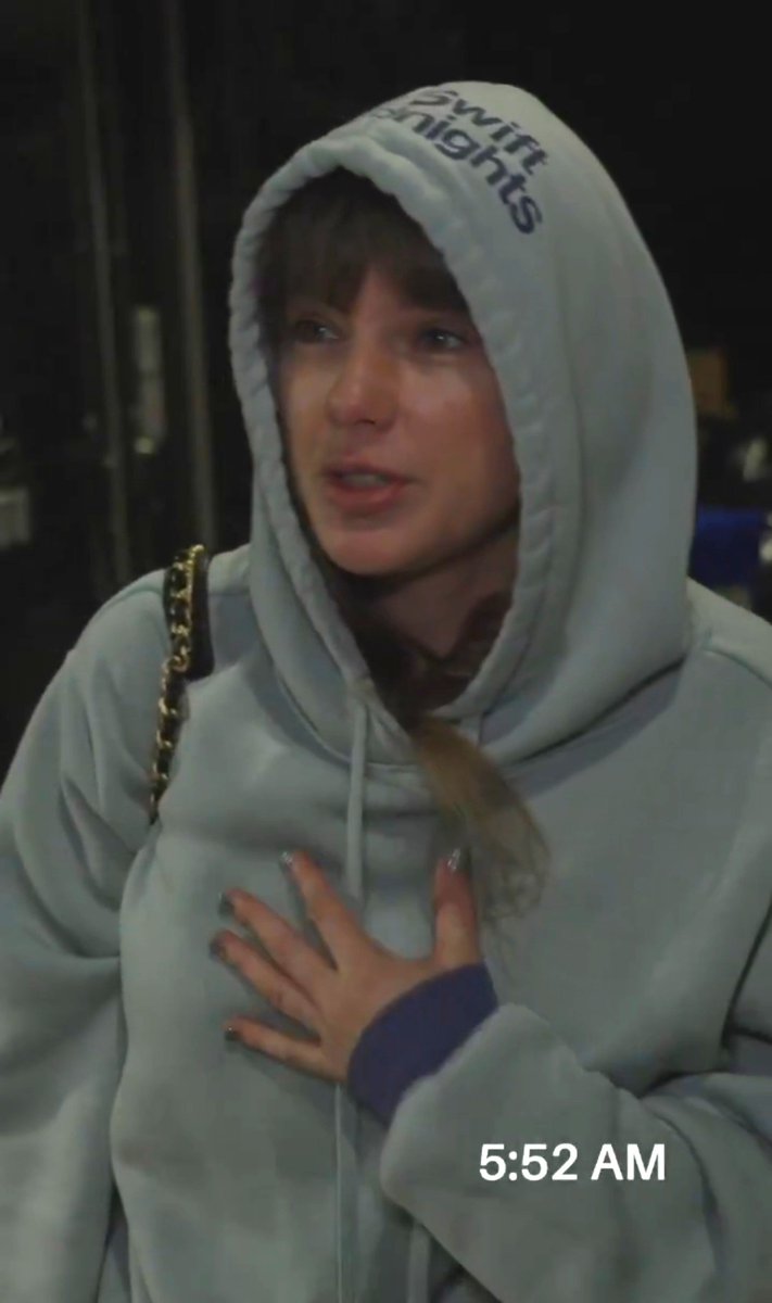 downbadABI's tweet photo. SHE WEARS THE MERCH BECAUSE ITS FREE FOR HER😭😭😭😭 https://t.co/F9WLN8eI8D