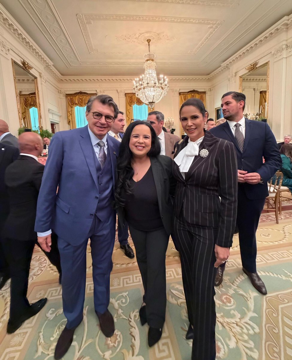 MilenaMayorga's tweet photo. En la Casa Blanca,  presente en la recepción que el Presidente Donald Trump @POTUS, ofreció para celebrar el Mes de la Herencia Hispana. 🇸🇻🙌🏻🇺🇸

Fue un gusto coincidir y compartir este momento con @WHAAsstSecty, Ana Quintana y @jmhumire. https://t.co/Om49RvULgw