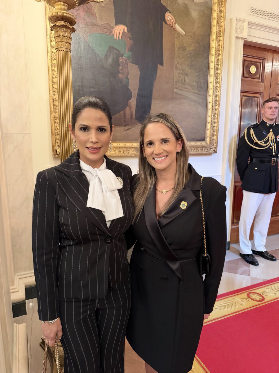 MilenaMayorga's tweet photo. En la Casa Blanca,  presente en la recepción que el Presidente Donald Trump @POTUS, ofreció para celebrar el Mes de la Herencia Hispana. 🇸🇻🙌🏻🇺🇸

Fue un gusto coincidir y compartir este momento con @WHAAsstSecty, Ana Quintana y @jmhumire. https://t.co/Om49RvULgw