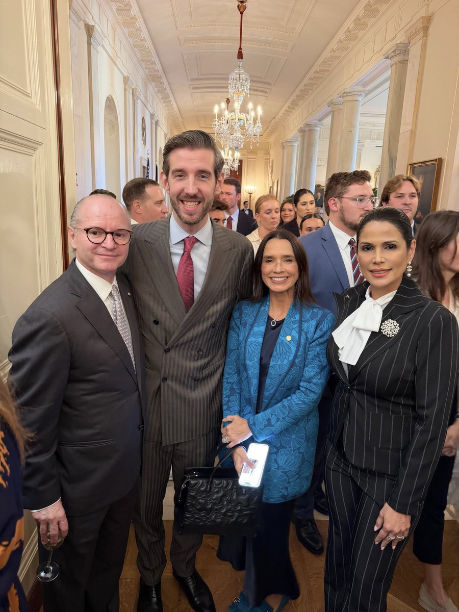 MilenaMayorga's tweet photo. En la Casa Blanca,  presente en la recepción que el Presidente Donald Trump @POTUS, ofreció para celebrar el Mes de la Herencia Hispana. 🇸🇻🙌🏻🇺🇸

Fue un gusto coincidir y compartir este momento con @WHAAsstSecty, Ana Quintana y @jmhumire. https://t.co/Om49RvULgw