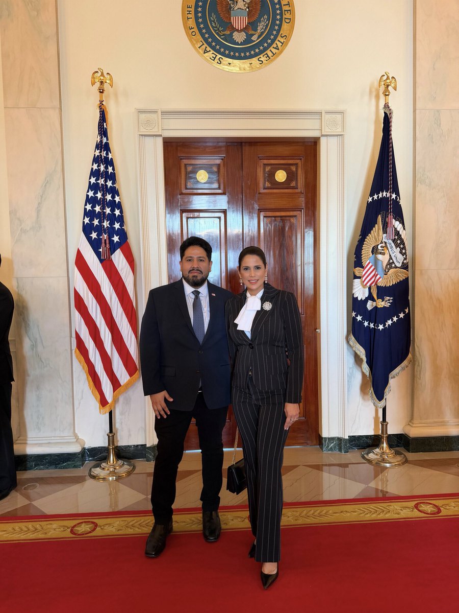 MilenaMayorga's tweet photo. En la Casa Blanca,  presente en la recepción que el Presidente Donald Trump @POTUS, ofreció para celebrar el Mes de la Herencia Hispana. 🇸🇻🙌🏻🇺🇸

Fue un gusto coincidir y compartir este momento con @WHAAsstSecty, Ana Quintana y @jmhumire. https://t.co/Om49RvULgw