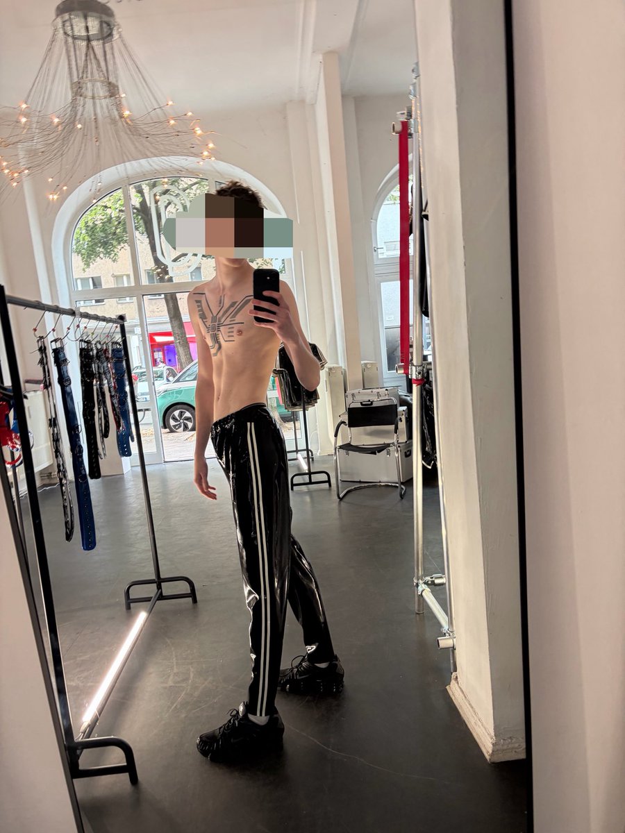 solid_sea's tweet photo. guess i need some rubber track pants now😏 https://t.co/6C1AEmrqRw