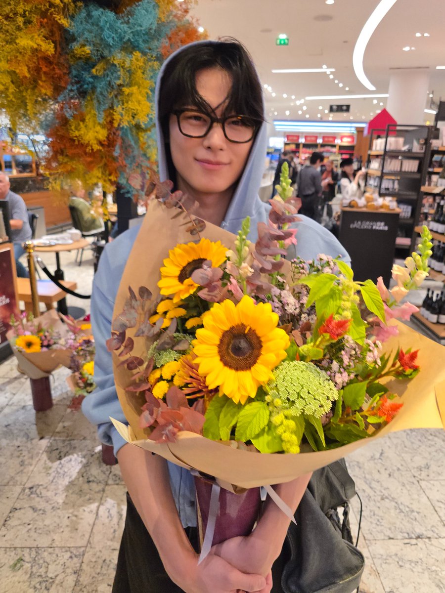dailyljy's tweet photo. tbzuyeon instagram post #juyeon

i got a bouquet of flowers before heading to the show https://t.co/xTELh4K73I