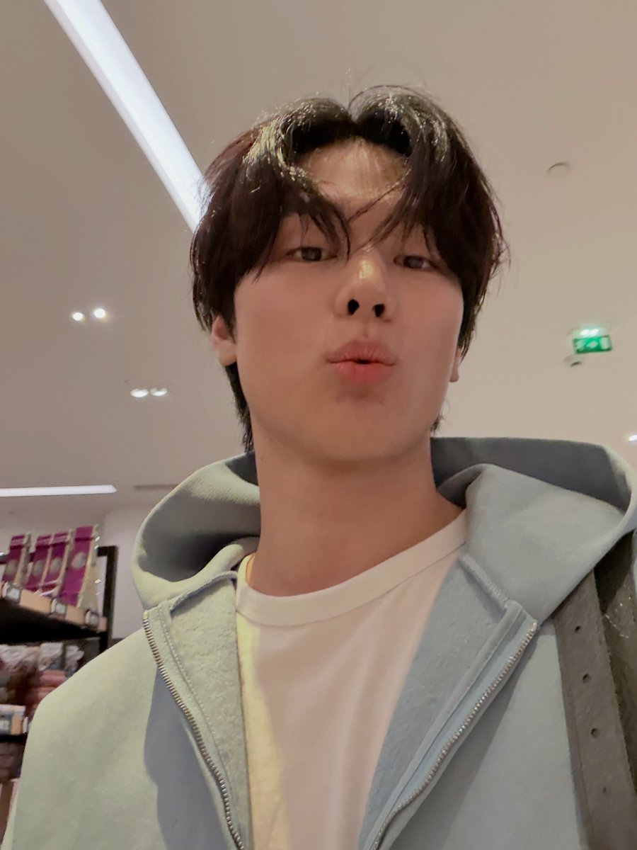 dailyljy's tweet photo. tbzuyeon instagram post #juyeon

i got a bouquet of flowers before heading to the show https://t.co/xTELh4K73I