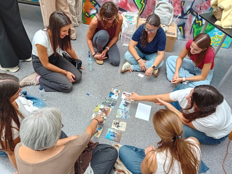 suaracoop's tweet photo. 📅 Més de 180 educadores a la IV jornada d'escoles Bressol de Suara

Dissabte passat, l'Auditori d'Abrera va acollir la IV edició de la trobada anual d'escoles bressol de Suara. Les professionals van compartir bones pràctiques en observació pedagògica i cloenda del projecte 'Building Thought'.

🔍 Què va passar?

🧑‍🍼Compartir experiències pedagògiques d'escoles bressol Taitom, Baldufa i Quermany Petit.
💬 Reflexions sobre comunicació amb famílies i qualitat educativa. 
📱✅ Tallers pràctics sobre narració pedagògica i l'ús de la imatge en l'educació.

Una fantàstica jornada d'aprenentatge! Fins a l'any que ve! 🌟

 #EducacióInfantil #EscolesBressolSuara
