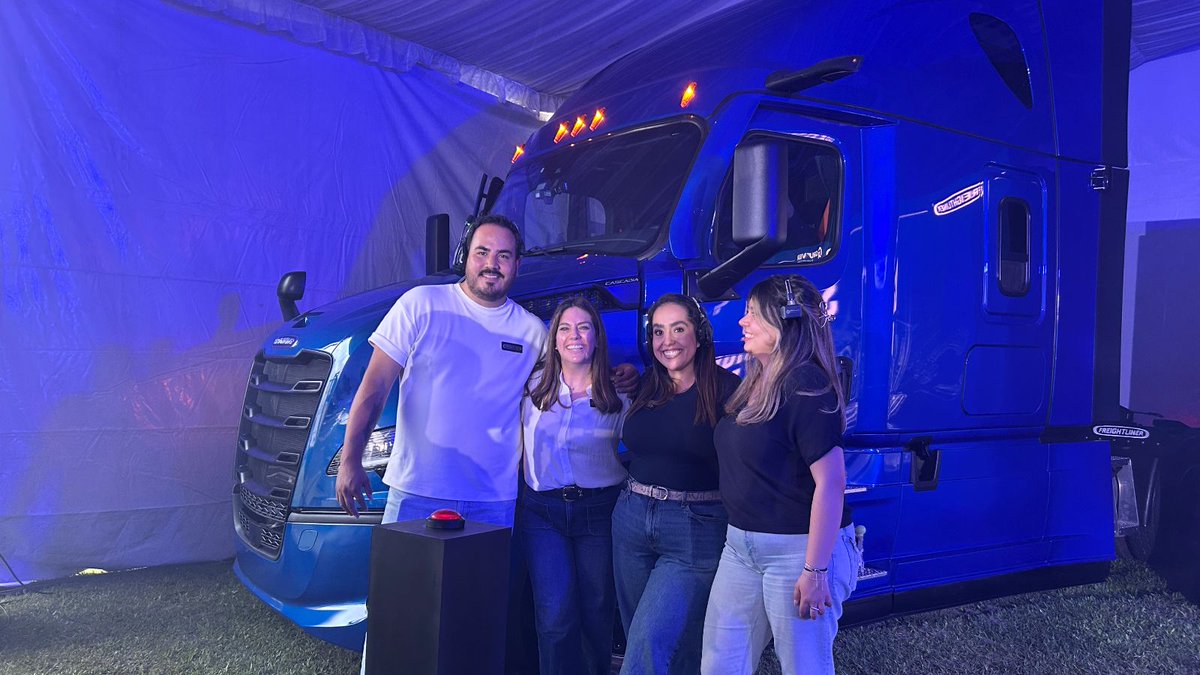 Lilian_Anaya's tweet photo. #Freightliner concluyó con éxito la gira “Soluciones para Ti” tras recorrer más de 9,000 kilómetros en México.
@FreightlinerMex
Nota:
https://t.co/uPLnqDeB4f https://t.co/aervfRcs7F