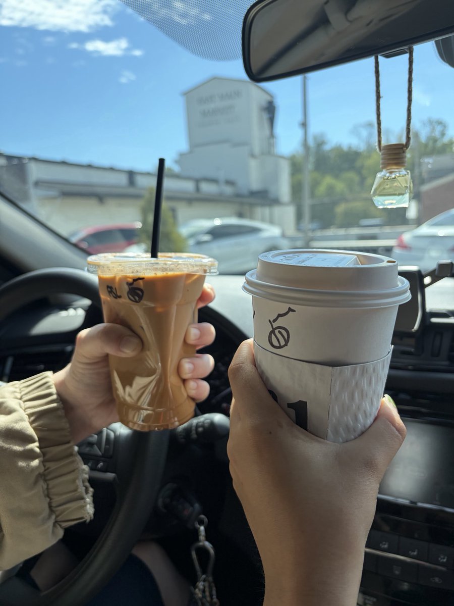 trad_fool's tweet photo. pumpkin spice latte &amp; good vibes 🤟🎃 #happyhumpday https://t.co/NB9MqSBhYl