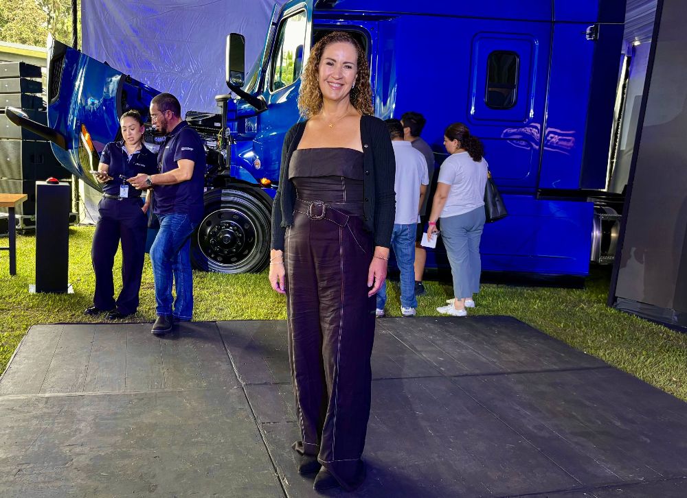 Lilian_Anaya's tweet photo. #Freightliner concluyó con éxito la gira “Soluciones para Ti” tras recorrer más de 9,000 kilómetros en México.
@FreightlinerMex
Nota:
https://t.co/uPLnqDeB4f https://t.co/aervfRcs7F