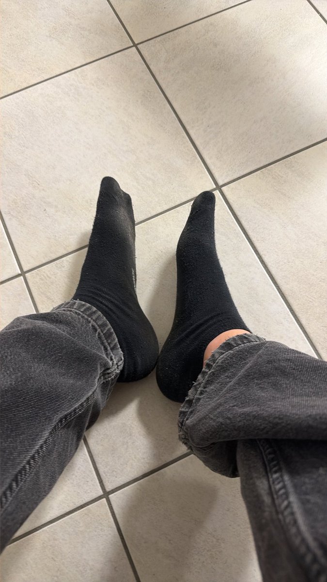 jexmaster2005's tweet photo. qualche coglione che vuole questi piedi sudati dopo 10 ore di lavoro? 
#master #cashmaster #slave #findom #masterfeet #dirtysocks https://t.co/S1z0Gsv9dI