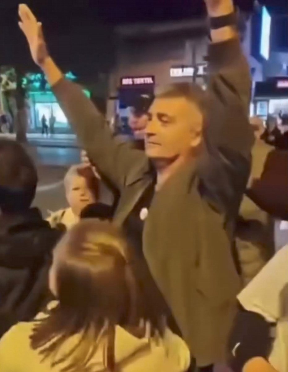 DrugMrgud's tweet photo. ILIJA SRDANOVIĆ NA FUTOŠKOJ PIJACI
Bilblijska slika se još jednom obistiniloa. Kao Sveti Ilija koji je ponizio sveštenike kulta paganskog boga Vaala, tako naš Ilija rastura ćacije i sveštenstvo sekte lažnoga boga Vučića(vidite ih dole na slici kako kmeče) #studenti #3 @ilijasrdNS https://t.co/LFlldamXnE