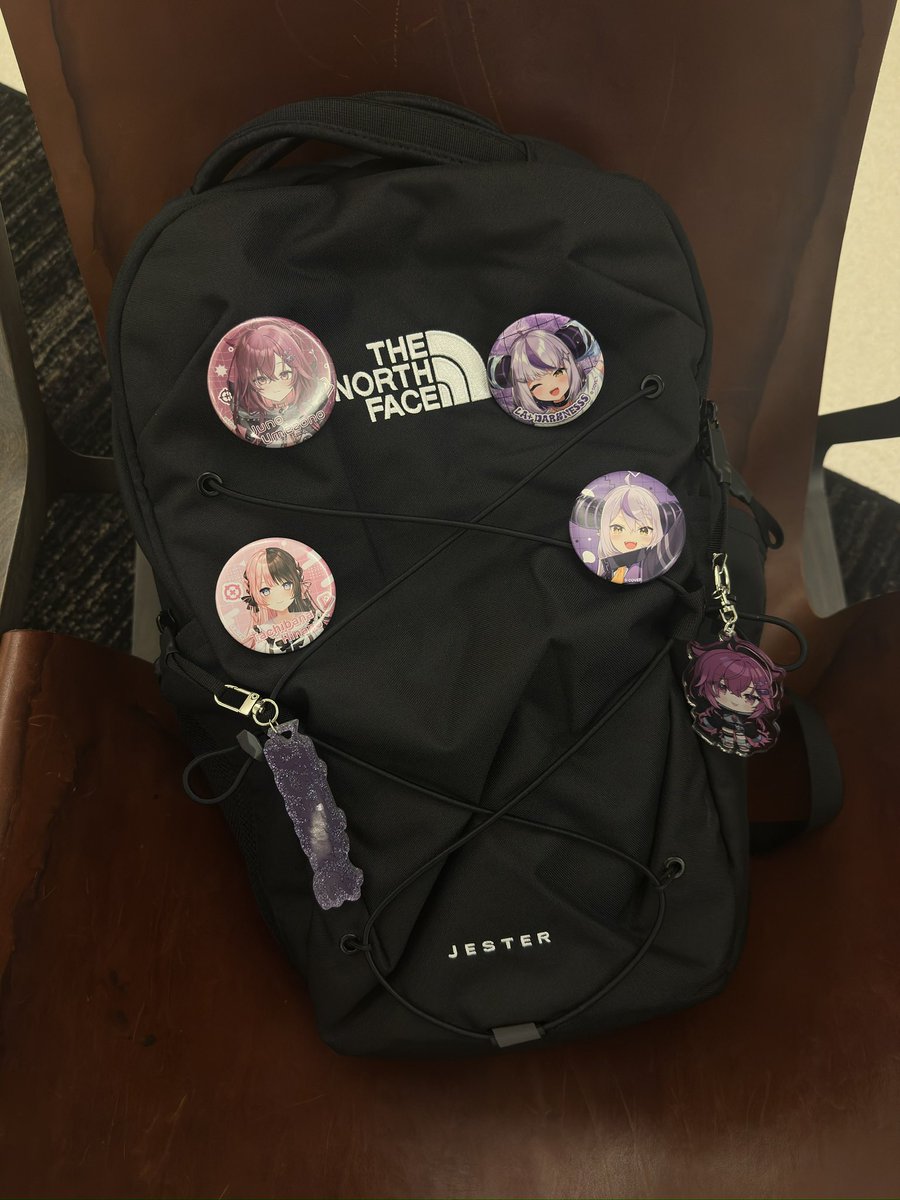 t0zz_z's tweet photo. i had to buy a backpack cus my old bag couldnt carry alot https://t.co/Sl76us5c1r
