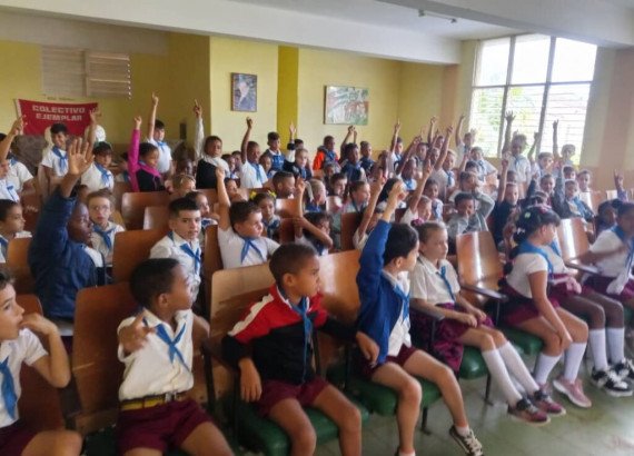 DiarioMayabeque's tweet photo. En un ambiente de entusiasmo cívico y reafirmación patriótica, los escolares de #Mayabeque celebraron sus tradicionales #EleccionesPioneriles, dedicada al homenaje permanente a Paquito González Cueto, primer pionero mártir de la nación.
 #VotoDirecto 
#OPJM 
#MinedCuba https://t.co/uEqXi4U6Ym