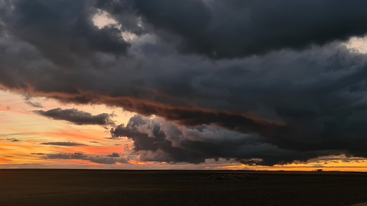 viskowitz's tweet photo. Espectaculares cielos en la estepa leonesa https://t.co/lINXPZy0KR