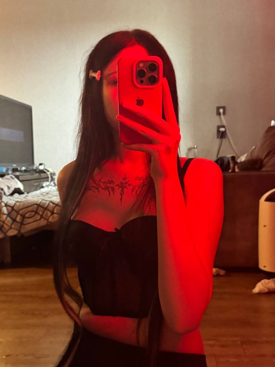 Evablx's tweet photo. Salut les mecs, tu fais combien en taille ?🍆 🫦 https://t.co/yow09m8d5r
