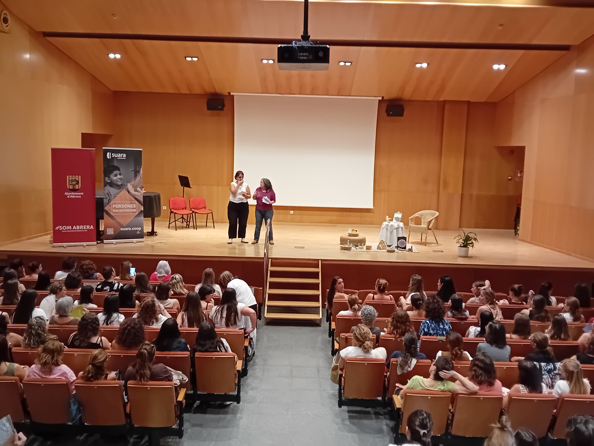 suaracoop's tweet photo. 📅 Més de 180 educadores a la IV jornada d'escoles Bressol de Suara

Dissabte passat, l'Auditori d'Abrera va acollir la IV edició de la trobada anual d'escoles bressol de Suara. Les professionals van compartir bones pràctiques en observació pedagògica i cloenda del projecte 'Building Thought'.

🔍 Què va passar?

🧑‍🍼Compartir experiències pedagògiques d'escoles bressol Taitom, Baldufa i Quermany Petit.
💬 Reflexions sobre comunicació amb famílies i qualitat educativa. 
📱✅ Tallers pràctics sobre narració pedagògica i l'ús de la imatge en l'educació.

Una fantàstica jornada d'aprenentatge! Fins a l'any que ve! 🌟

 #EducacióInfantil #EscolesBressolSuara