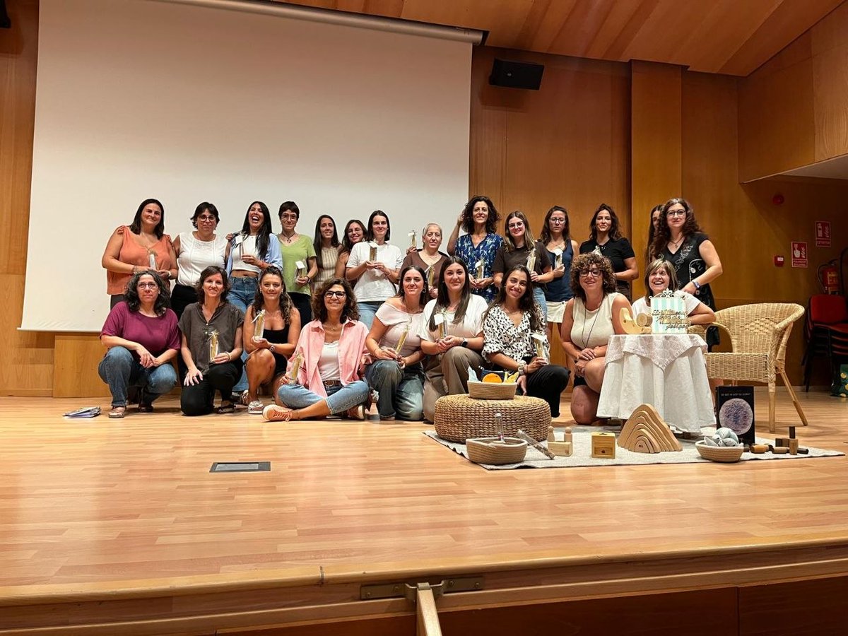 suaracoop's tweet photo. 📅 Més de 180 educadores a la IV jornada d'escoles Bressol de Suara

Dissabte passat, l'Auditori d'Abrera va acollir la IV edició de la trobada anual d'escoles bressol de Suara. Les professionals van compartir bones pràctiques en observació pedagògica i cloenda del projecte 'Building Thought'.

🔍 Què va passar?

🧑‍🍼Compartir experiències pedagògiques d'escoles bressol Taitom, Baldufa i Quermany Petit.
💬 Reflexions sobre comunicació amb famílies i qualitat educativa. 
📱✅ Tallers pràctics sobre narració pedagògica i l'ús de la imatge en l'educació.

Una fantàstica jornada d'aprenentatge! Fins a l'any que ve! 🌟

 #EducacióInfantil #EscolesBressolSuara