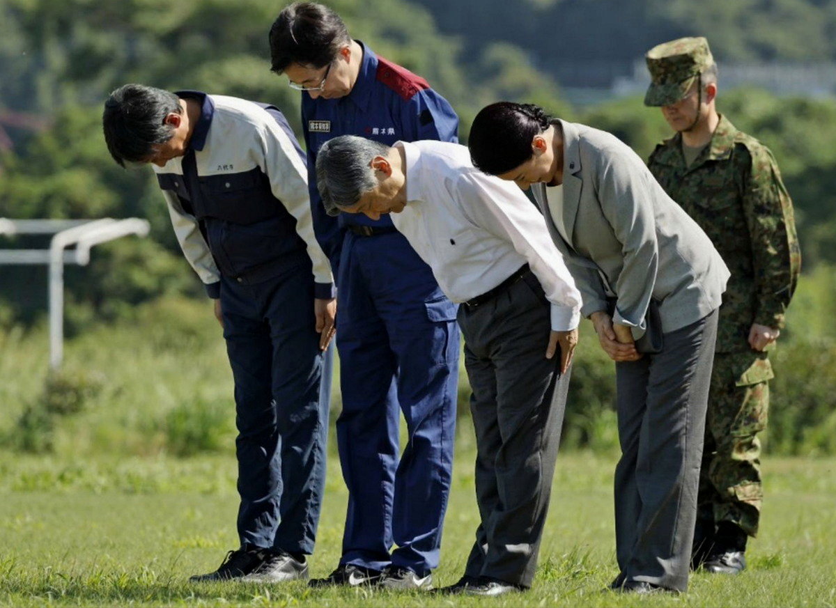 etvim97231875's tweet photo. ←被災地に深々と黙礼する天皇皇后両陛下。

→高市早苗の酷さ。 https://t.co/8rLP8oqUah