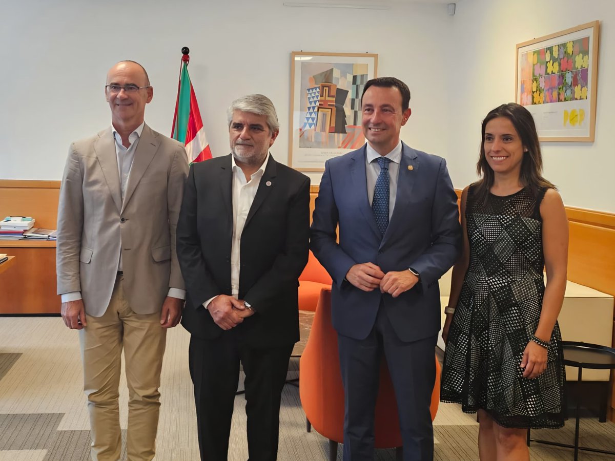 waltercorreaok's tweet photo. Luego de visitar las instalaciones centrales de Lanbide, mantuvimos una reunión de trabajo en la sede del Gobierno Vasco con el Vicelehendakari y consejero de Economía, Trabajo y Empleo, Mikel Torres, la viceconsejera de Empleo e Inclusión, Sara Buesa Rodríguez, y el director de Economía Social, Jokin Díaz Arsuaga.

Conversamos sobre las políticas para mejorar la empleabilidad y la inclusión sociolaboral, promover la contratación y fortalecer la economía social.

Hablamos también sobre la importancia de un Estado presente, que pueda leer las nuevas necesidades del mundo del trabajo y dar respuestas frente a los cambios económicos, laborales, tecnológicos y sociales.