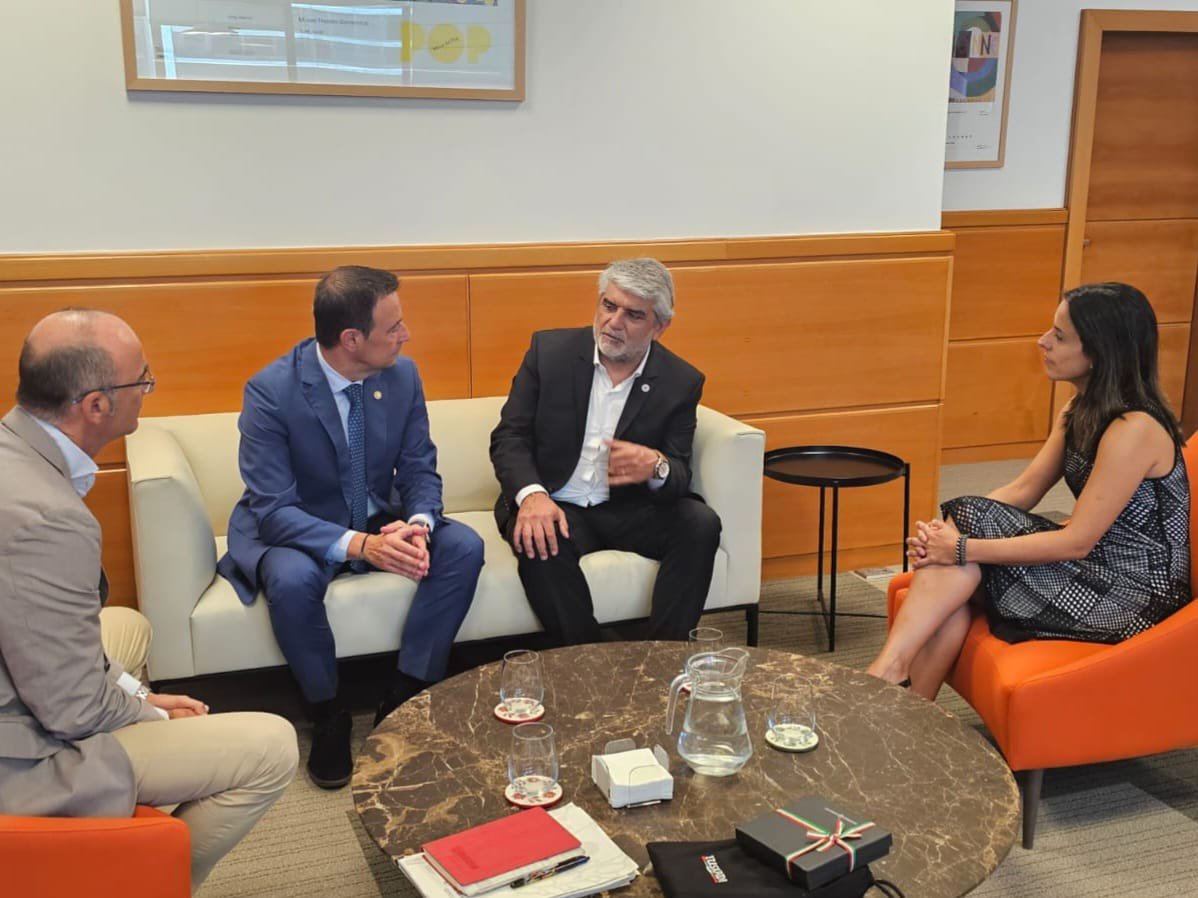 waltercorreaok's tweet photo. Luego de visitar las instalaciones centrales de Lanbide, mantuvimos una reunión de trabajo en la sede del Gobierno Vasco con el Vicelehendakari y consejero de Economía, Trabajo y Empleo, Mikel Torres, la viceconsejera de Empleo e Inclusión, Sara Buesa Rodríguez, y el director de Economía Social, Jokin Díaz Arsuaga.

Conversamos sobre las políticas para mejorar la empleabilidad y la inclusión sociolaboral, promover la contratación y fortalecer la economía social.

Hablamos también sobre la importancia de un Estado presente, que pueda leer las nuevas necesidades del mundo del trabajo y dar respuestas frente a los cambios económicos, laborales, tecnológicos y sociales.