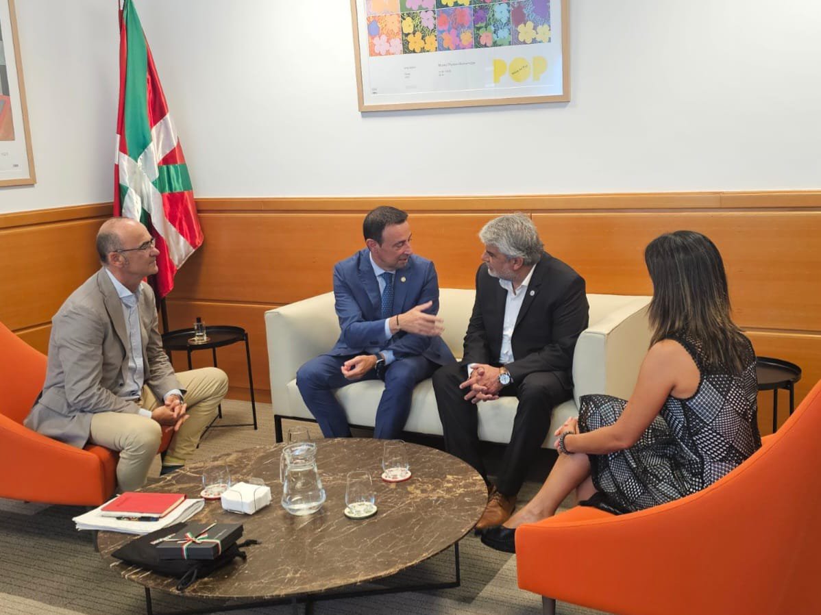 waltercorreaok's tweet photo. Luego de visitar las instalaciones centrales de Lanbide, mantuvimos una reunión de trabajo en la sede del Gobierno Vasco con el Vicelehendakari y consejero de Economía, Trabajo y Empleo, Mikel Torres, la viceconsejera de Empleo e Inclusión, Sara Buesa Rodríguez, y el director de Economía Social, Jokin Díaz Arsuaga.

Conversamos sobre las políticas para mejorar la empleabilidad y la inclusión sociolaboral, promover la contratación y fortalecer la economía social.

Hablamos también sobre la importancia de un Estado presente, que pueda leer las nuevas necesidades del mundo del trabajo y dar respuestas frente a los cambios económicos, laborales, tecnológicos y sociales.