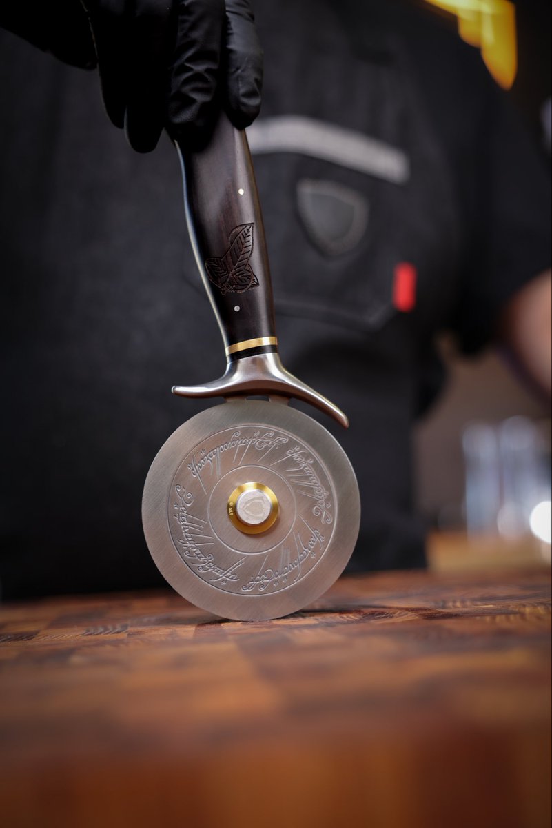 dalstrong's tweet photo. Bring Middle-earth to pizza night. 🧙‍♂️🍕

The Official Lord of the Rings™ x Dalstrong Pizza Wheel combines premium craftsmanship with iconic LOTR-inspired engravings. ✨

Shop now at https://t.co/LqglyGH0q5

#LordOfTheRings #Dalstrong #LOTRCollection https://t.co/A22pcePXfH