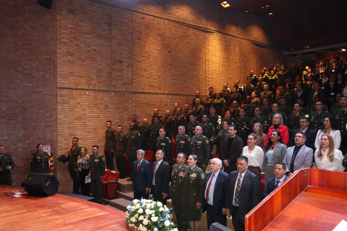 Mesascomercio's tweet photo. 🚓La Mesa Sectorial de Justicia, Ciudadanía, Paz y Seguridad Pública, con la @PoliciaColombia  realizaron el lanzamiento de 3 normas de competencia laboral, fruto de un proceso de articulación interinstitucional desarrollado en el marco del Convenio 001 de 2023. https://t.co/j1pGtaQjBK