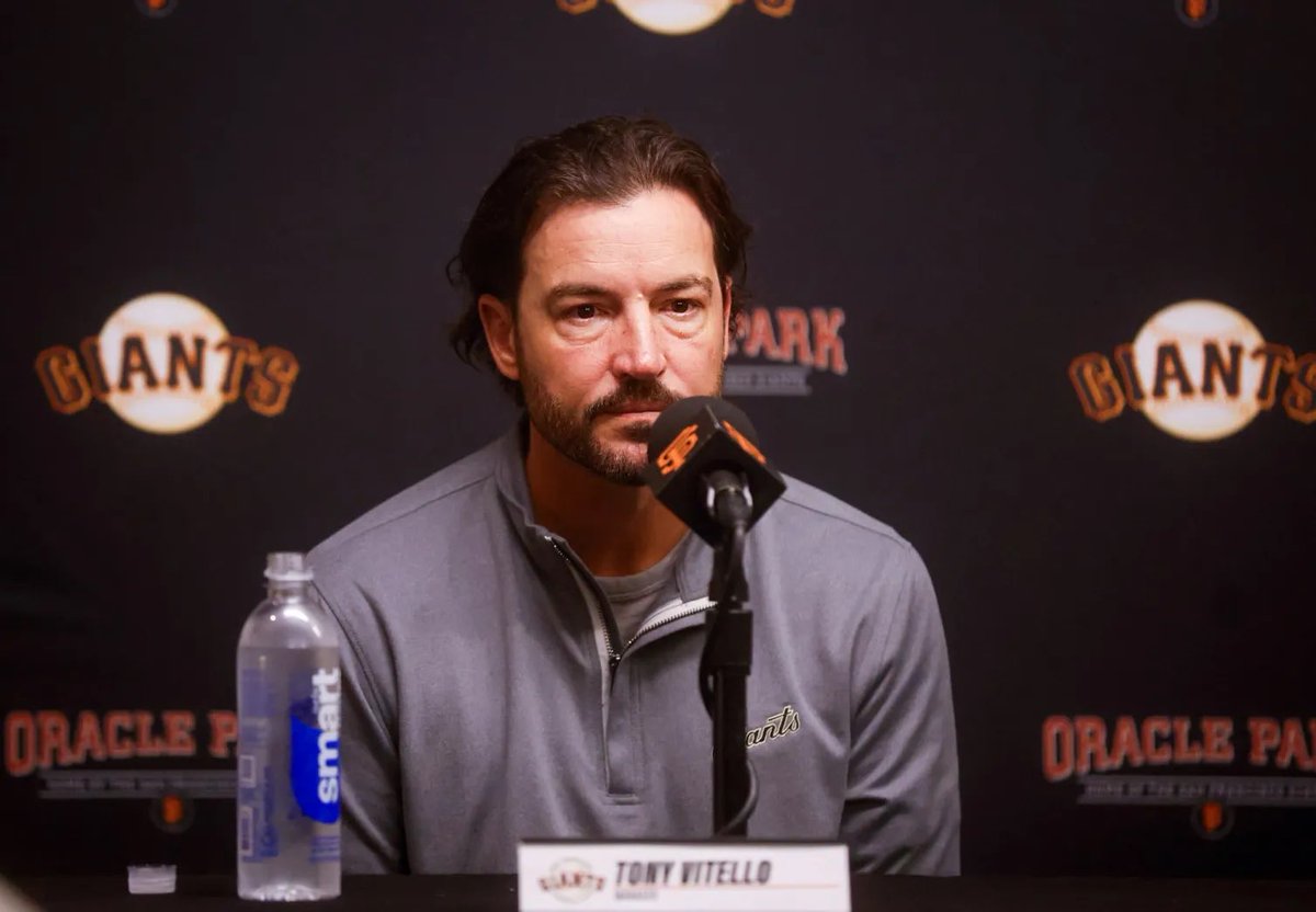 SFGiantsMemer's tweet photo. A tale of two press conferences. https://t.co/eZzEZIGnfg