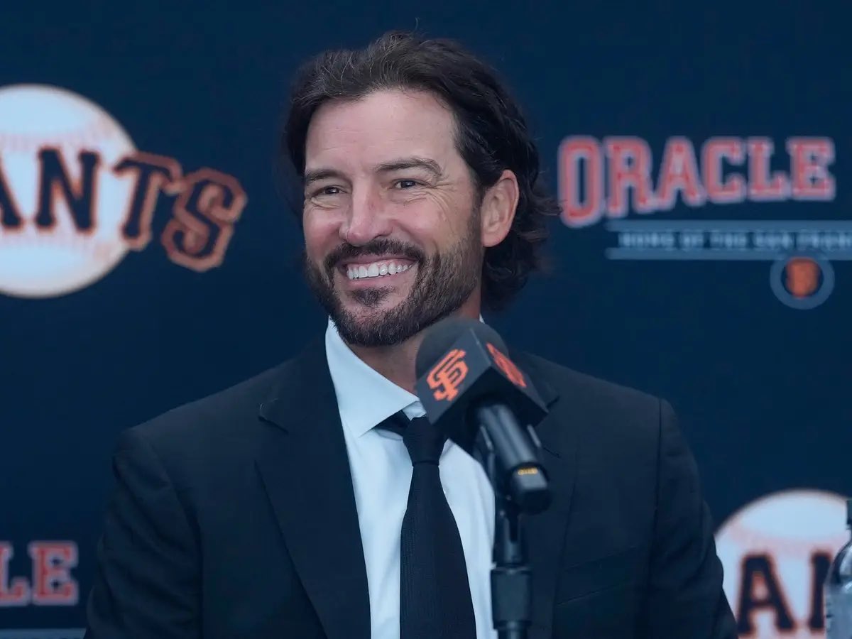 SFGiantsMemer's tweet photo. A tale of two press conferences. https://t.co/eZzEZIGnfg