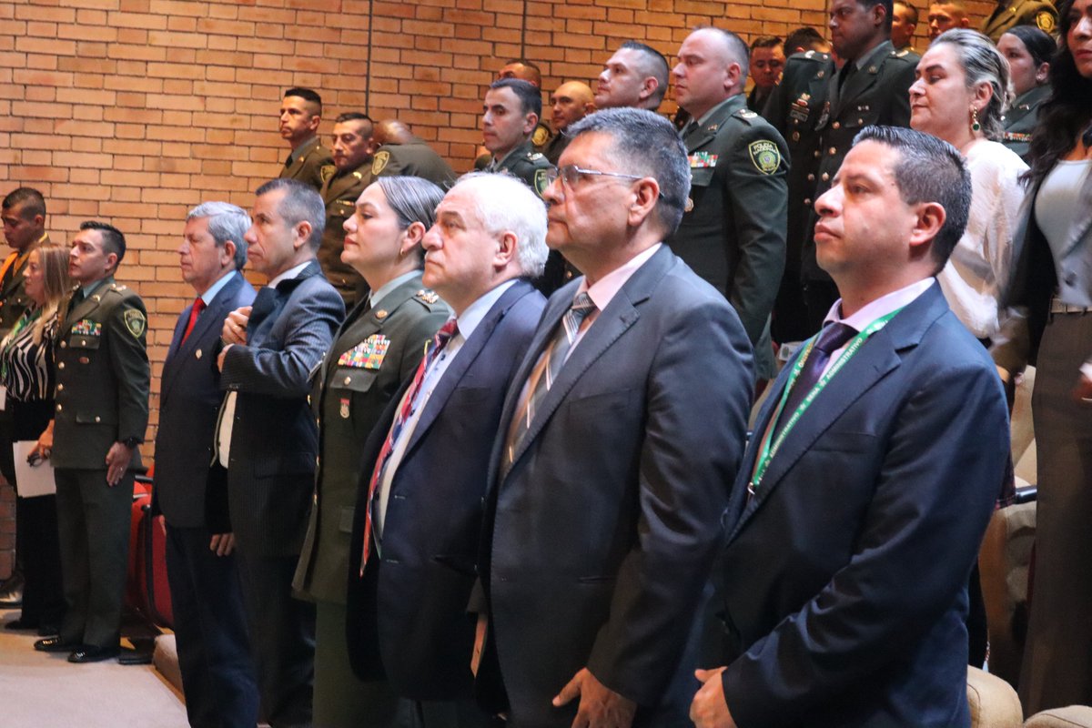 Mesascomercio's tweet photo. 🚓La Mesa Sectorial de Justicia, Ciudadanía, Paz y Seguridad Pública, con la @PoliciaColombia  realizaron el lanzamiento de 3 normas de competencia laboral, fruto de un proceso de articulación interinstitucional desarrollado en el marco del Convenio 001 de 2023. https://t.co/j1pGtaQjBK