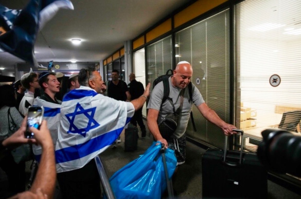 LorenzoCianti's tweet photo. The Dutch government bans products from Israeli settlements in Judea and Samaria, threatening traders with jail.

Today, Israeli passengers foiled a terrorist’s attempt to hijack a Dubai–Tel Aviv flight.

Europe criminalizes peaceful people.

Israel defends civilization 🇮🇱 https://t.co/xzIpU2irc6