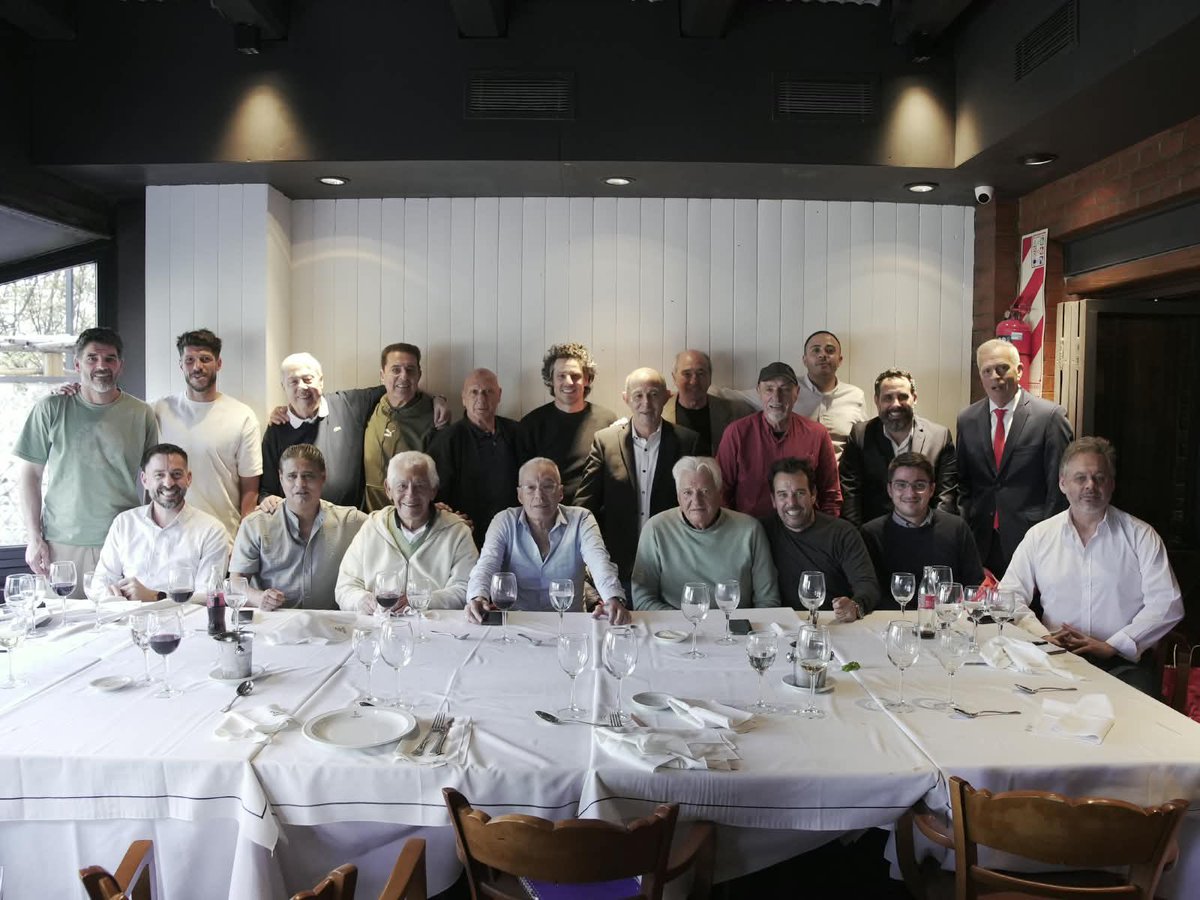 Mati_Martinez's tweet photo. 🔴 POLÍTICA | Gastón Gaudio se comprometió ante las glorias del Club a formar la Mutual de ex futbolistas en caso de ganar. 

En la foto también se ven a los integrantes de @GDIndependiente y @AgrupacionPSR . 

#Independiente https://t.co/MWJhsORkTI