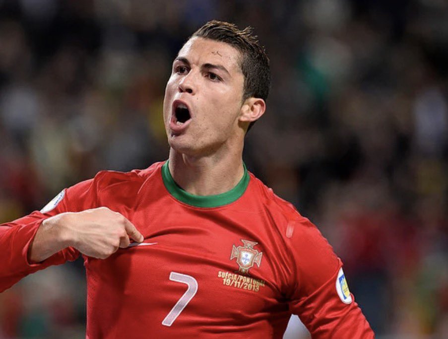 MatthijsPog's tweet photo. Jorge Jesus sulla gestione di Cristiano Ronaldo? Gestione molto imbarazzante. 
Perché chiamarlo se sapevi già che non lo avresti fatto giocare.
Sai come tipo di calciatore è caratterialmente, sei un allenatore, il tuo compito è saper gestire i tuoi giocatori, anche se qui non stiamo parlando di un giocatore qualsiasi, ma di un uomo che ha portato il Portogallo in alto, attraverso le generazioni. 
Ha segnato i gol, battuto i record, vinto i trofei e mantenuto il Portogallo al massimo livello per anni.
Se Jorge Jesus è conosciuto nel mondo deve ringraziare anche Ronaldo, gli ha dato visibilità.
Ora vuoi mostrare al mondo di essere il primo allenatore a metterlo fuori, il mondo non dimenticherà, il mondo ti guarda perché hai Ronaldo. 
Si può discutere delle decisioni di un allenatore. È il calcio.
Ma quando si parla di Cristiano Ronaldo con la maglia del Portogallo, non si sta parlando soltanto degli ultimi 90 minuti.
Si parla di un uomo che ha giocato nel dolore, che ha rischiato il proprio corpo per quella maglia e che, anche quando non poteva più stare in campo, ha trovato un modo per esserci.
Gli allenatori passano. Le generazioni cambiano. Le carriere finiscono.
Ma quello che hai dato alla tua Nazionale non può essere cancellato da una decisione tecnica.
Prima di essere il Ronaldo di oggi, è stato il Ronaldo che per quella maglia ha dato tutto.
E certe cose meritano rispetto.