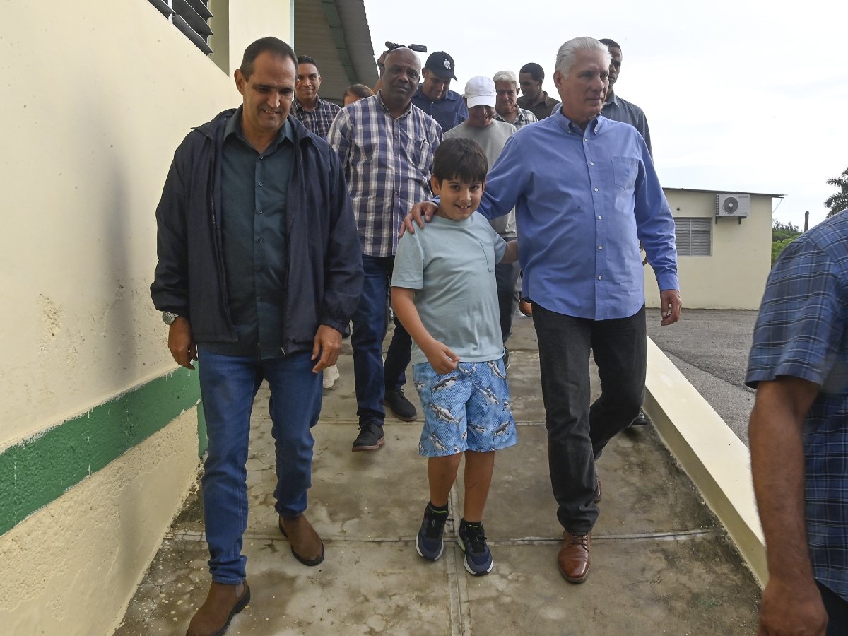DiazCanelB's tweet photo. Estuvimos en la Planta Potabilizadora Norte-Habana y chequeamos allí el Programa para asegurar el abasto de agua, que avanza. Luego visitamos al productor Alexander Alfonso, de esos cubanos a los que las dificultades no los detienen.   

Comparto detalles:
https://t.co/UD9BEQRSLr https://t.co/wXSGNZE7Ec