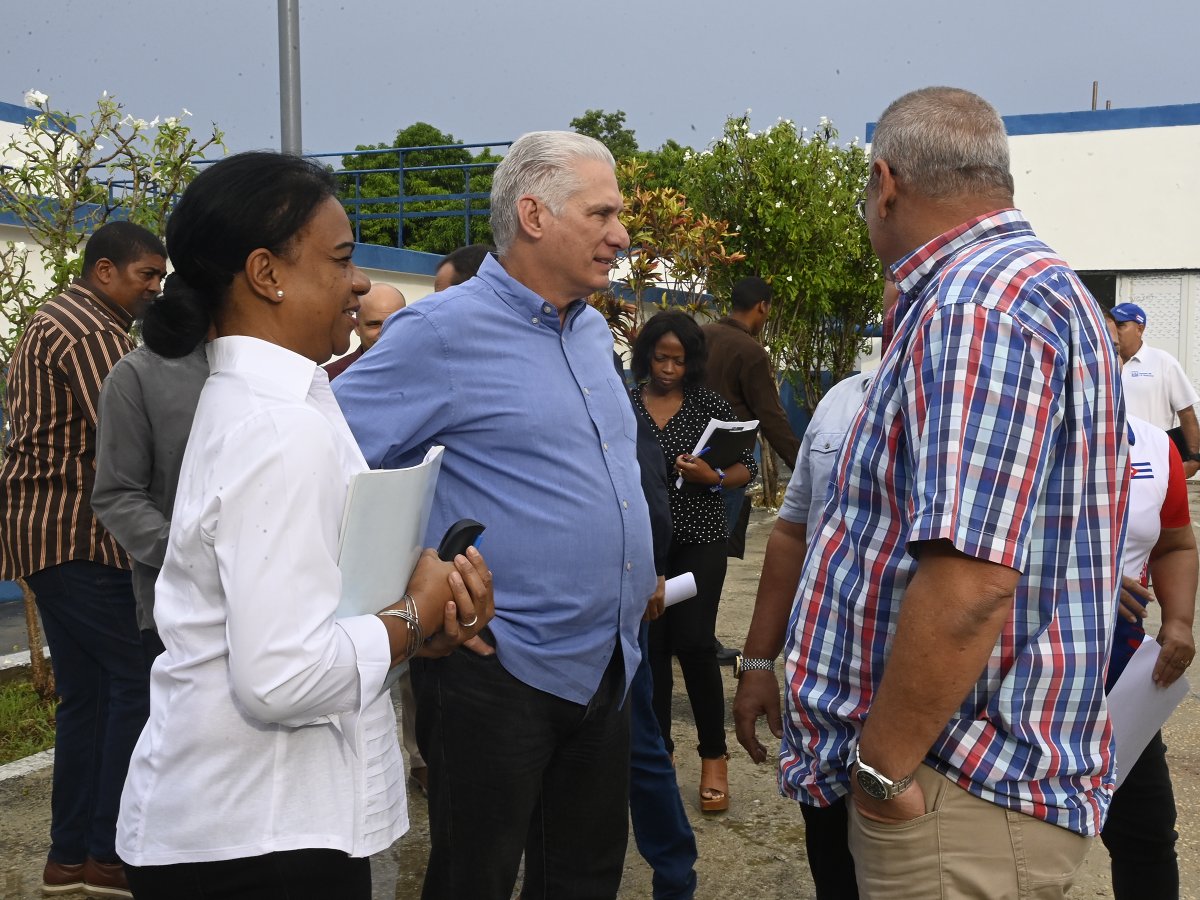 DiazCanelB's tweet photo. Estuvimos en la Planta Potabilizadora Norte-Habana y chequeamos allí el Programa para asegurar el abasto de agua, que avanza. Luego visitamos al productor Alexander Alfonso, de esos cubanos a los que las dificultades no los detienen.   

Comparto detalles:
https://t.co/UD9BEQRSLr https://t.co/wXSGNZE7Ec