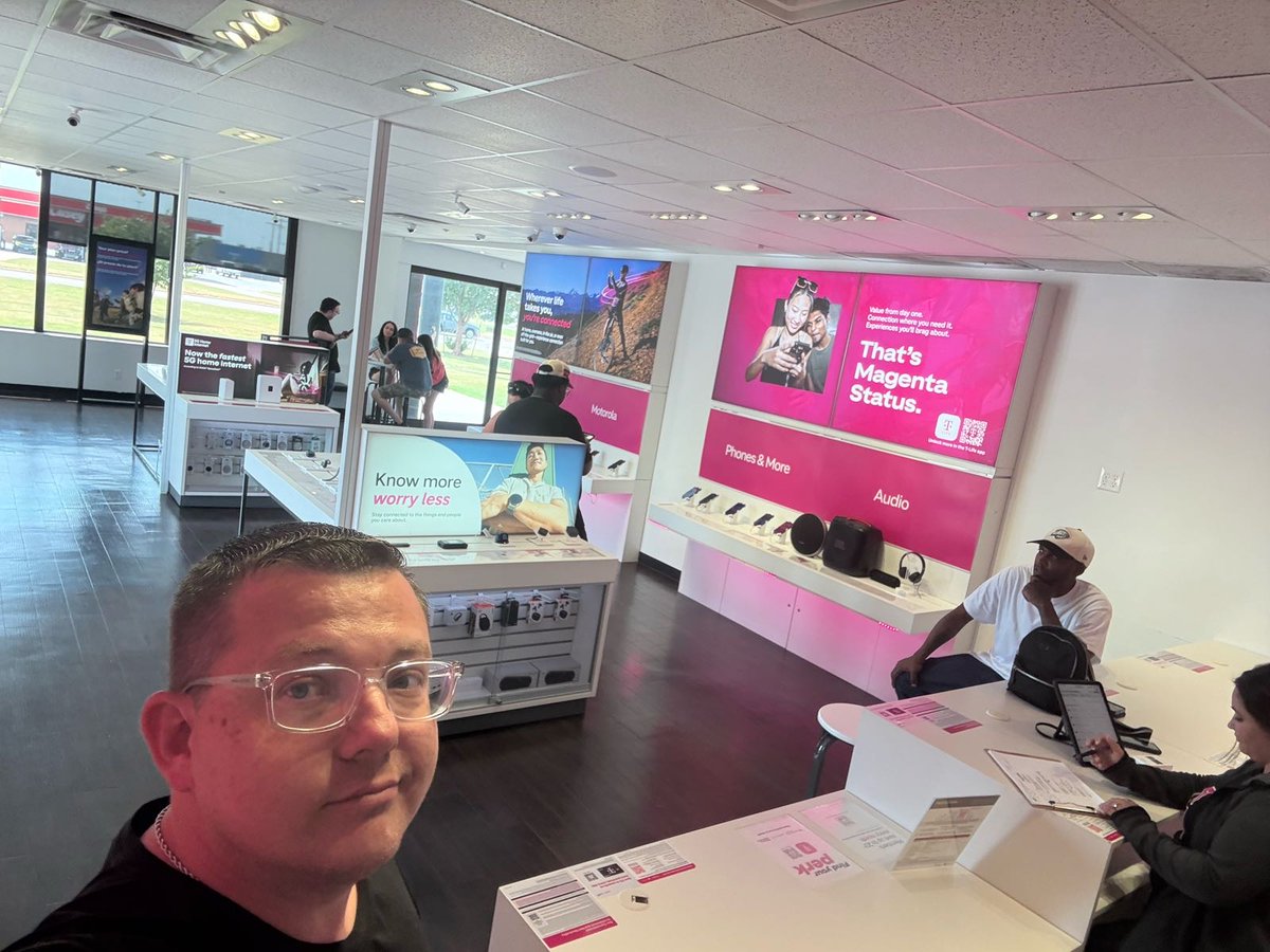 CSource_Tweets's tweet photo. Top tier service is what we do best! 🤩 Our Garth Brooks team is here to make sure you find exactly what you're looking for. Stop by today to upgrade, switch, or get expert help with all your mobile tech needs! 📱

📍 1299 Garth Brooks Boulevard, Yukon, OK, 73099
📞 405-265-0566 https://t.co/Q3I2hYSjqe