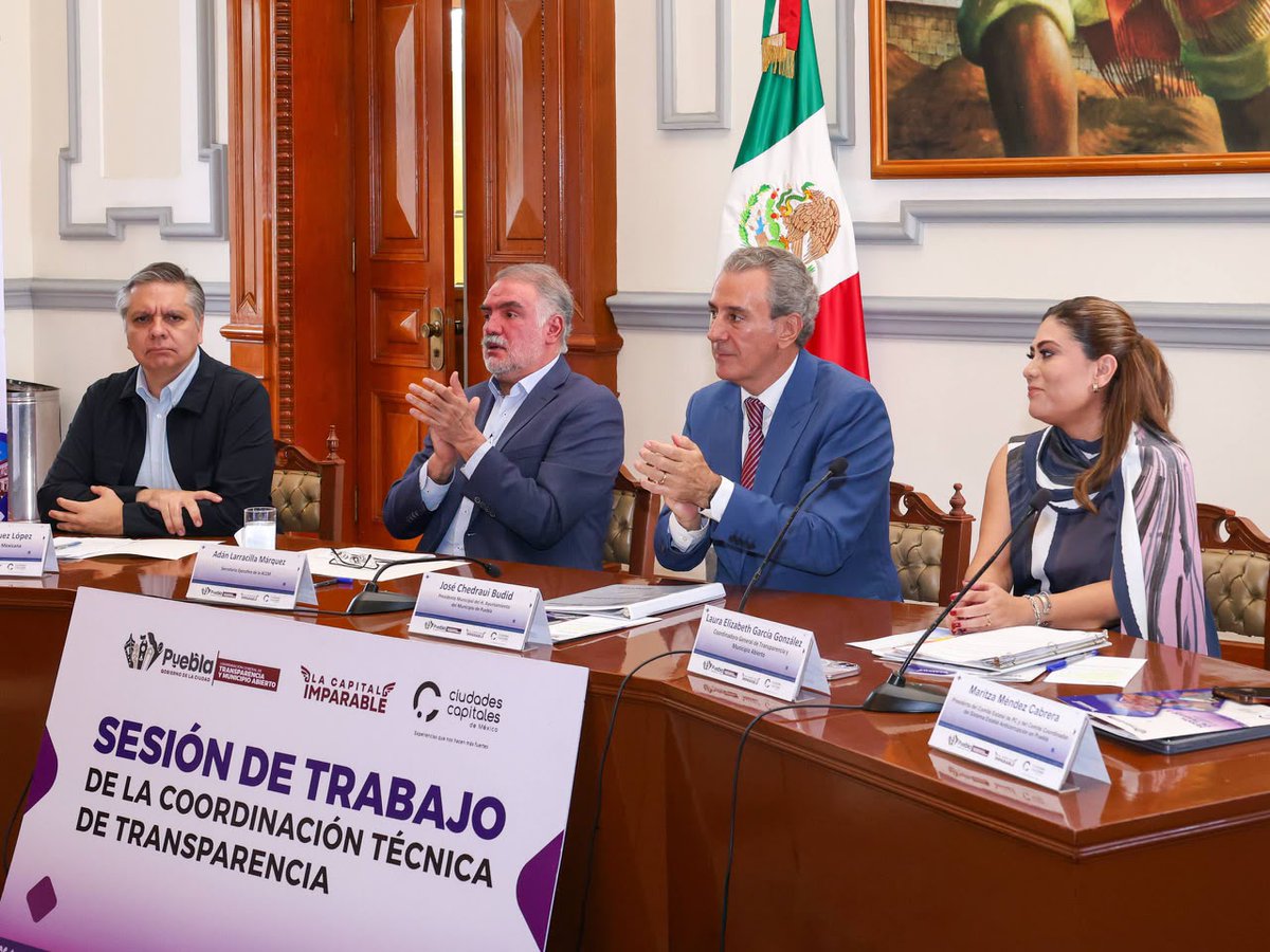 TodoCholulaMX's tweet photo. Puebla fortalece su participación en la agenda nacional de transparencia y gobierno abierto. @pepechedrauimx  tomó protesta a Laura García González como coordinadora de Transparencia de la ACCM, desde donde se impulsará el intercambio de buenas prácticas entre ciudades capitales https://t.co/FUlXHubbyO