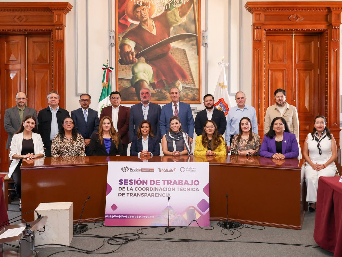 TodoCholulaMX's tweet photo. Puebla fortalece su participación en la agenda nacional de transparencia y gobierno abierto. @pepechedrauimx  tomó protesta a Laura García González como coordinadora de Transparencia de la ACCM, desde donde se impulsará el intercambio de buenas prácticas entre ciudades capitales https://t.co/FUlXHubbyO