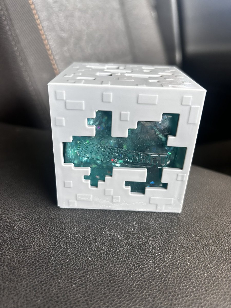 ilobcuties's tweet photo. AHAHAH I GOT MY MINECRAFT CUBE YAYAYA https://t.co/WOiLY1hKhe