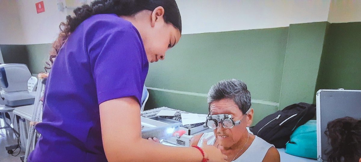 aquilesenlacomu's tweet photo. 📍 Casa Comunal Ángel María Canals

Seguimos acercando servicios que contribuyen al bienestar de nuestros vecinos, impulsados por el alcalde Aquiles Alvarez y la alcaldesa (s) Econ. Tatiana Coronel. 💙

A través de la Empresa Pública DASE, en articulación con la Dirección General de Vinculación con la Comunidad, se realizó una jornada de toma de medidas para lentes, brindando atención a los moradores de este sector. 👓✨

Continuamos trabajando de manera articulada para acercar servicios y oportunidades directamente a nuestros barrios, fortaleciendo el vínculo con nuestra comunidad. 🤝

💙 ¡Guayaquil No Se Detiene!

#GuayaquilNoSeDetiene
#AquiEstamos
#AquilesCumplimos
#ObraDeAquiles