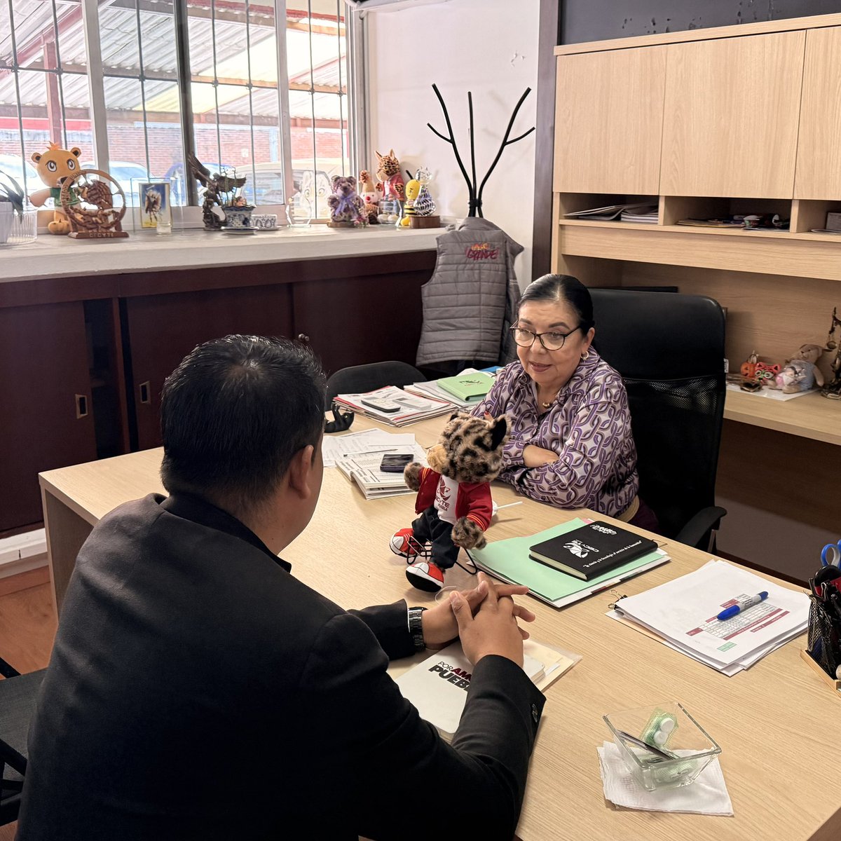CECyTEPUE's tweet photo. 🤝✨ La directora general, Virginia Gonzalez Melgarejo , encabezó una reunión de trabajo con el director del Cecyte Magdalena , César Pala, para dar seguimiento a las acciones que fortalecen la educación y el desarrollo de nuestras y nuestros estudiantes.
#CECYTEPuebla https://t.co/RRYrptyiLV