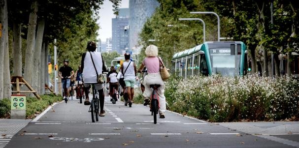 davidlois_uned's tweet photo. "En urbanismo existe el fenómeno de la evaporación del tráfico, lo opuesto a la demanda inducida. Cuando añades carriles, atraes más coches. Cuando reduces capacidad vial el tráfico se evapora y los flujos alcanzan un nuevo equilibrio de fluidez" https://t.co/L12h5zWs5w