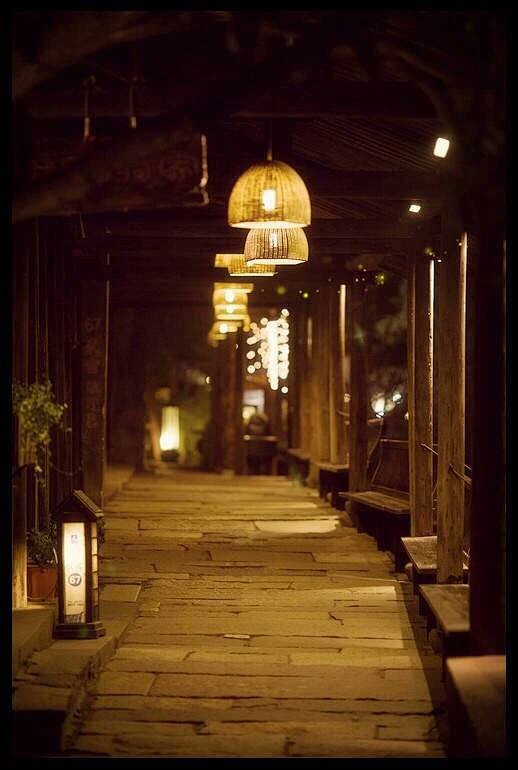 4f03e_258's tweet photo. [Just a quick trip to the old alley, saw the luminous lanterns in the dark alley tonight. It’s such a lovely and warm moment!] https://t.co/rNacpOiInw