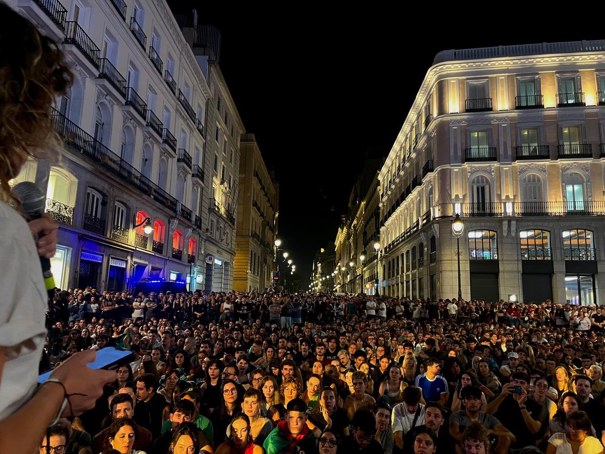 SEMadrid_'s tweet photo. La acampada resiste porque la clase obrera resistimos todos los días.

Por la vivienda, la educación, sanidad y todos los servicios públicos, por salarios con los que poder vivir. 

Esto solo acaba de empezar. A LA HUELGA GENERAL. https://t.co/gzHXVh65F3